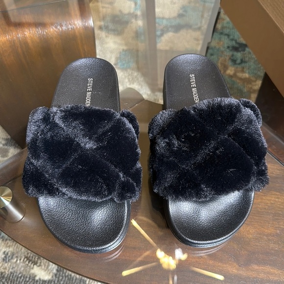 Women’s Steve Madden Black furry slides marked a 7 size up so sizing as a 6 - Picture 2 of 6